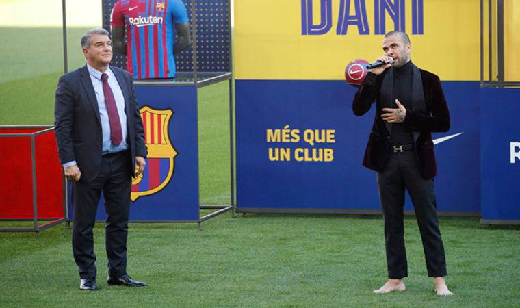 Barcelona'da Dani Alves için imza töreni düzenlendi