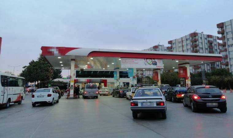 Akaryakıt istasyonlarında zam kuyruğu: Yurttaşlar akın etti!