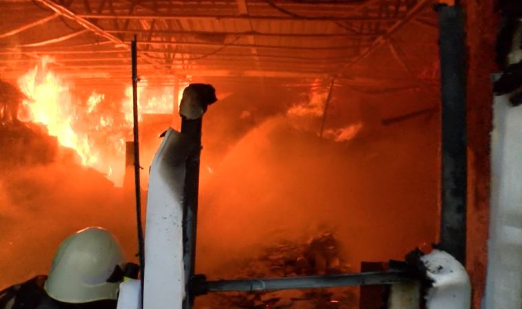 Maltepe'de atık kağıt deposunda yangın