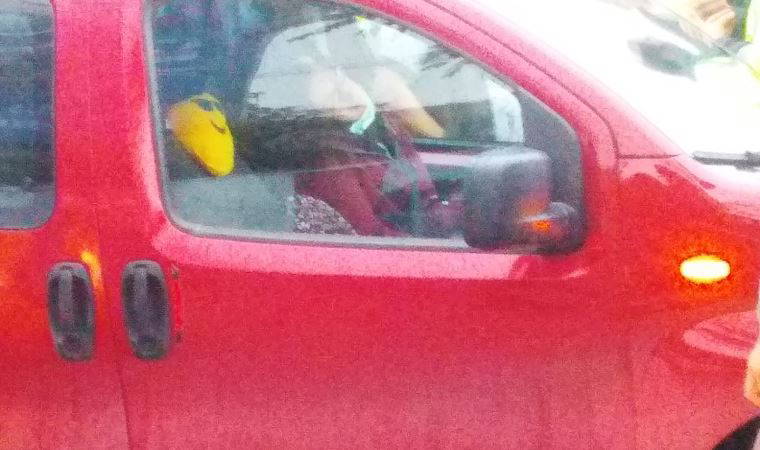 Cevizlibağ'da araç içinde fenalaştı; belediye işçileri camı kırıp kadını kurtardı