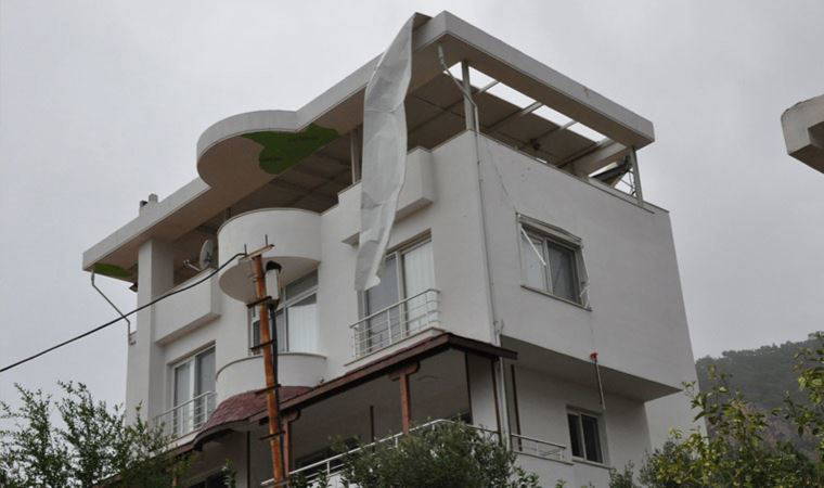 Silifke'de korkutan hortum: Tekneleri batırdı, çatıları uçurdu