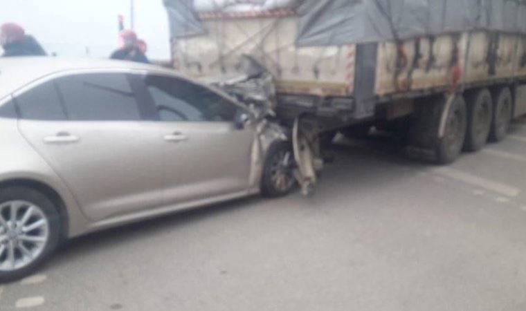 Korkunç kaza: Otomobil tıra saplandı