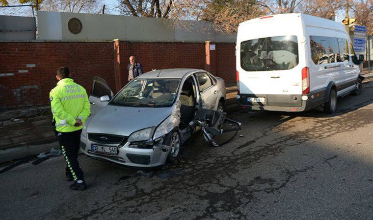 Bingöl'de öğrenci servisi ile otomobil çarpıştı
