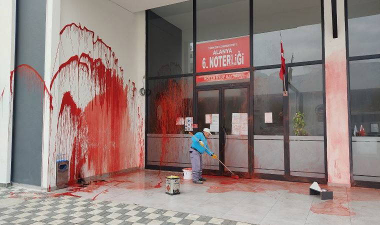 Noter binasına kırmızı boyalı saldırı