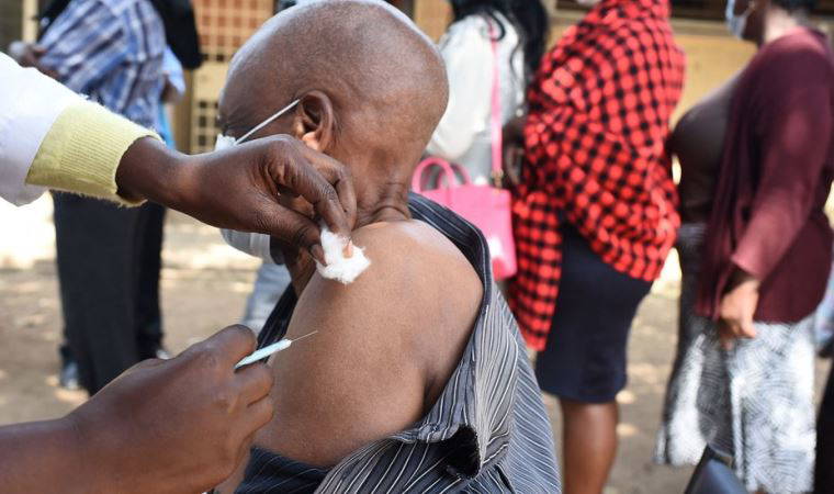 Kenya'da koronavirüs aşısı olmayanlara kamu hizmeti verilmeyecek