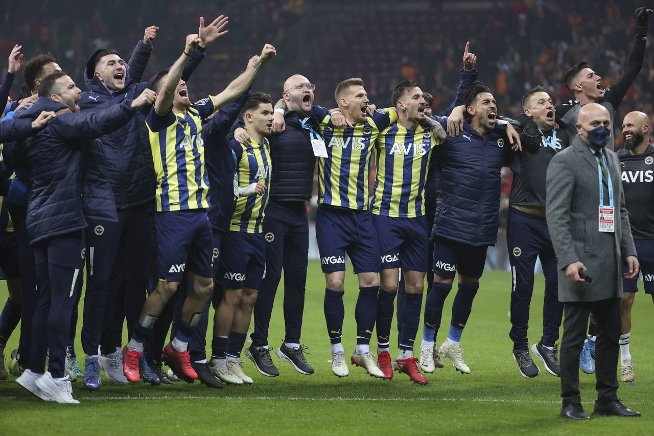 Fenerbahçe 'Bir Oyuncu Elendi' t-shirti çıkardı