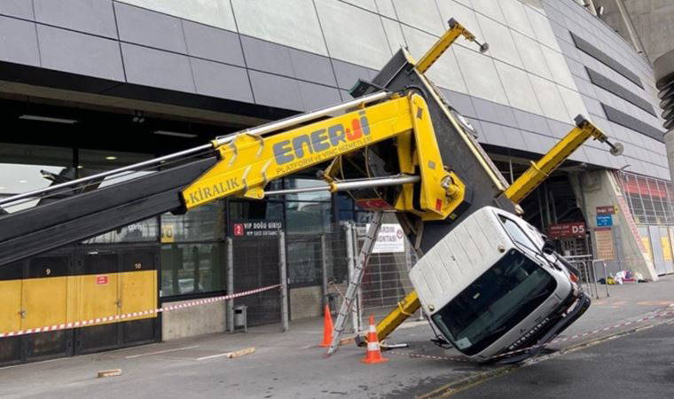 Galatasaray Stadyumu’nda vinç devrildi: 3 yaralı