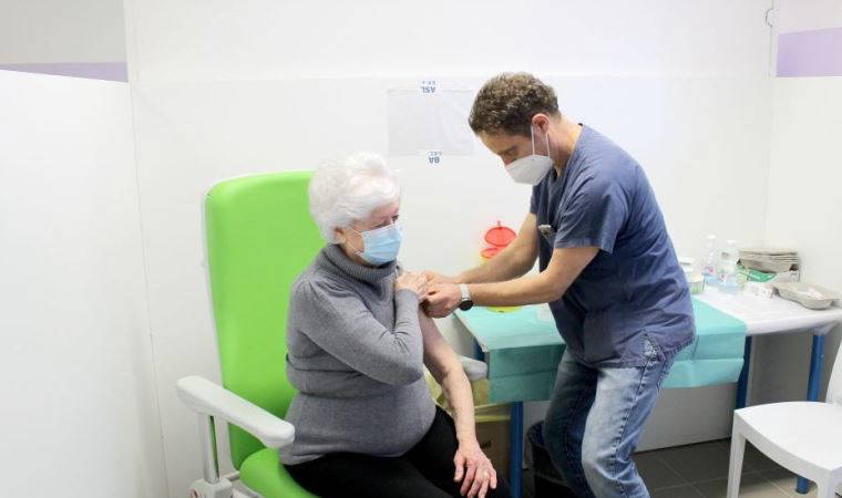 Covid: İtalya’da 3. doz aşı için bekleme süresi 5 aya indirildi