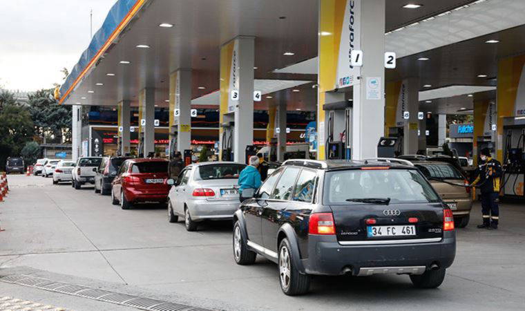 Zam öncesi akaryakıt istasyonlarında kuyruk!