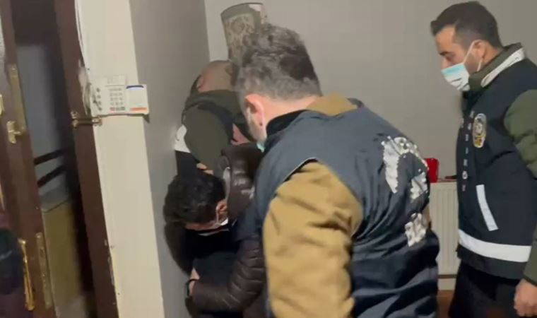 İstanbul'da metroda kadın yolcuyu bıçakla tehdit eden saldırgan yakalandı