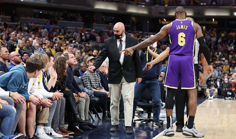 Lebron James'e saha kenarından sözlü taciz: Umarım öğlun bir trafik kazasında ölür