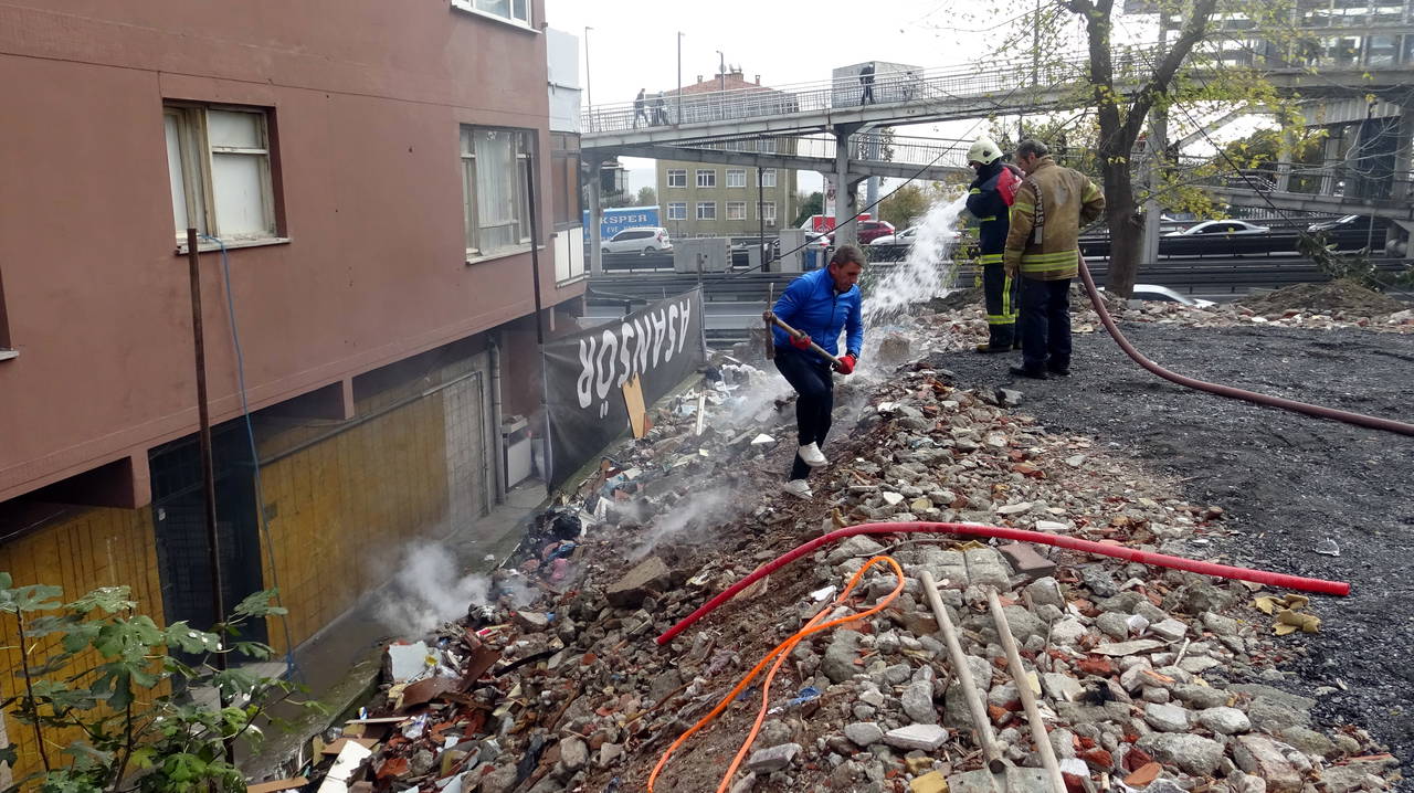 Avcılar'da metrobüs üst geçidini duman altında bırakan yangın