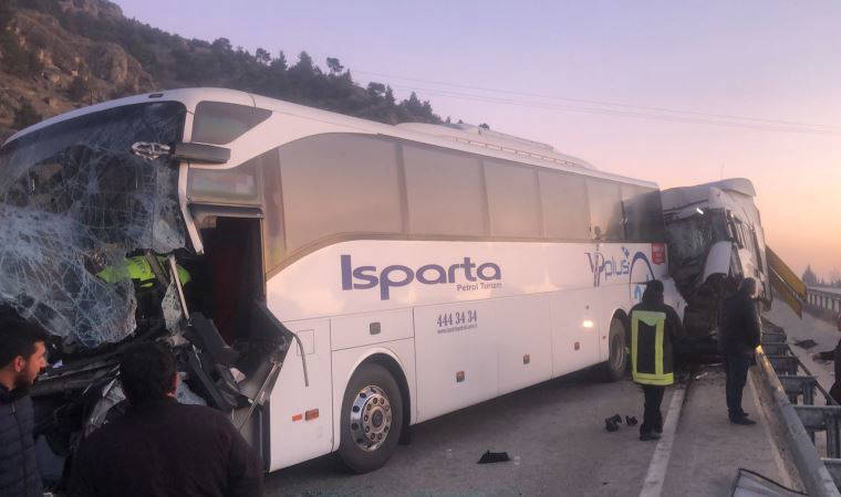 Afyonkarahisar'da zincirleme kaza: 1 ölü, 5 yaralı