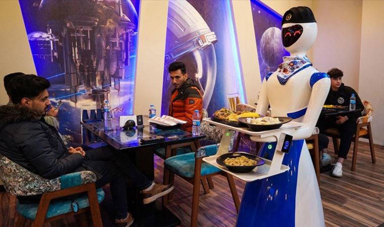 Irak'ın Musul kentindeki bir restoranda 'robot garsonlar' işe başladı