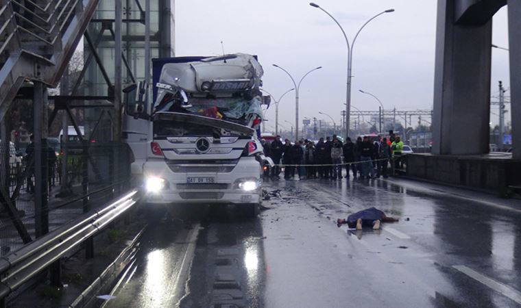 Üst geçitten atlayarak yaşamına son verdi, kazaya neden oldu