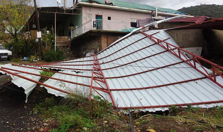 İncirliova'da fırtına ve hortum: 15 ev zarar gördü, çok sayıda ağaç devrildi