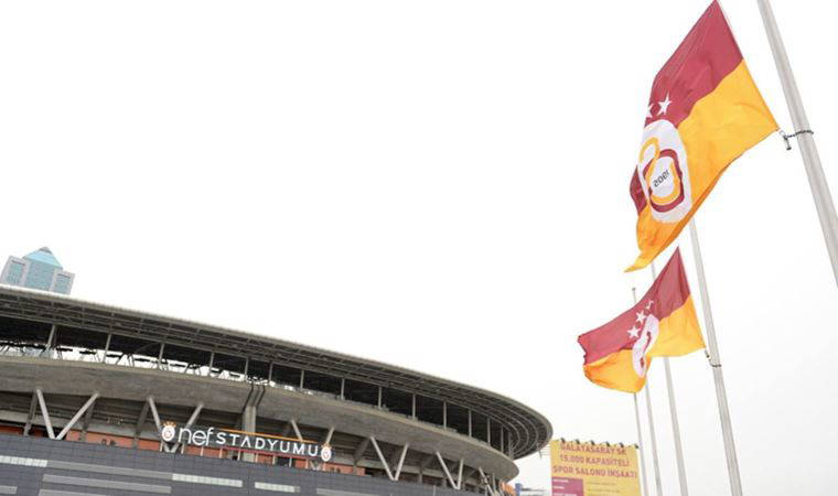 Mustafa Cengiz'in yaşamını yitirmesinin ardından Galatasaray'da bayraklar yarıya indirildi