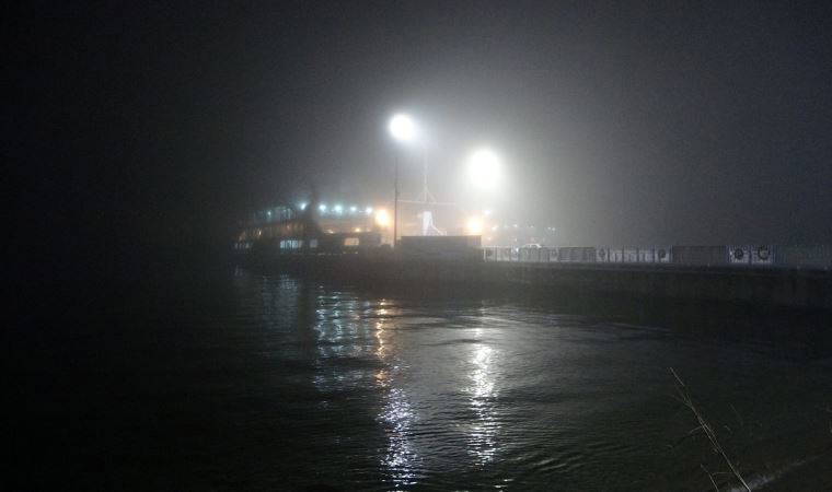 Çanakkale Boğazı'nda yoğun 'sis' deniz ulaşımını durdurdu