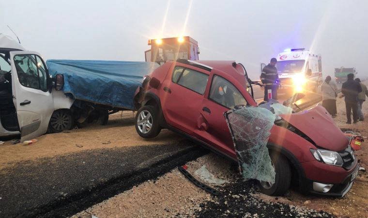 Okul servisiyle 2 otomobil çarpıştı: 1 ölü, 8 yaralı