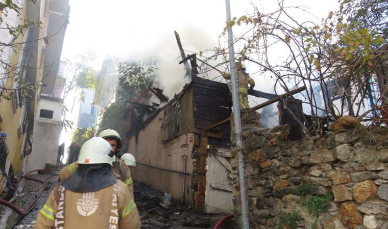 Üsküdar'da iki katlı ahşap bina çıkan yangın nedeniyle çöktü