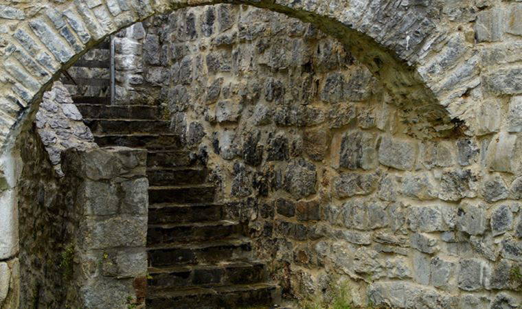 Evinde 500 yıllık gizli bir geçit buldu