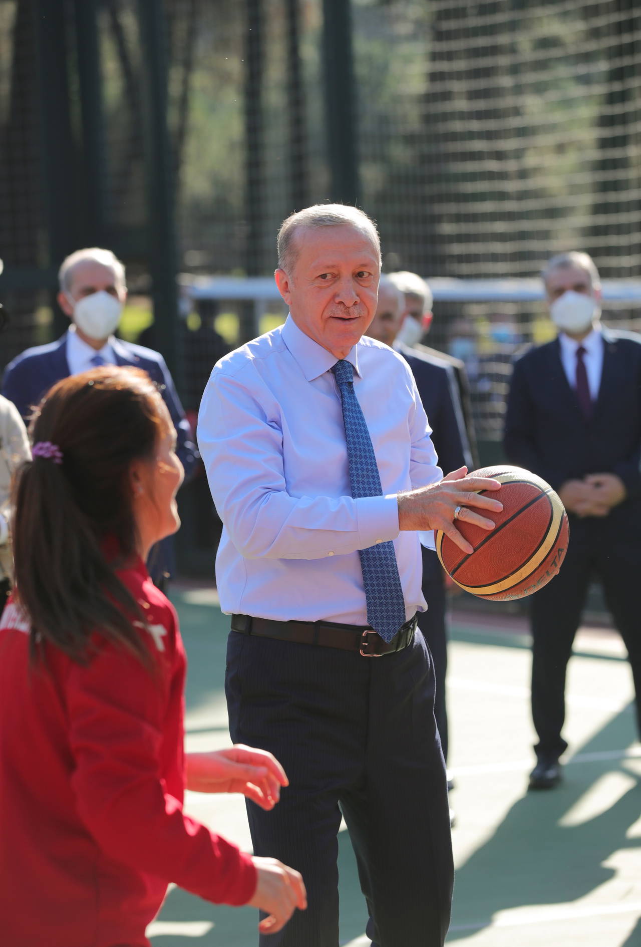 Erdoğan, gençlerle basketbol oynadı