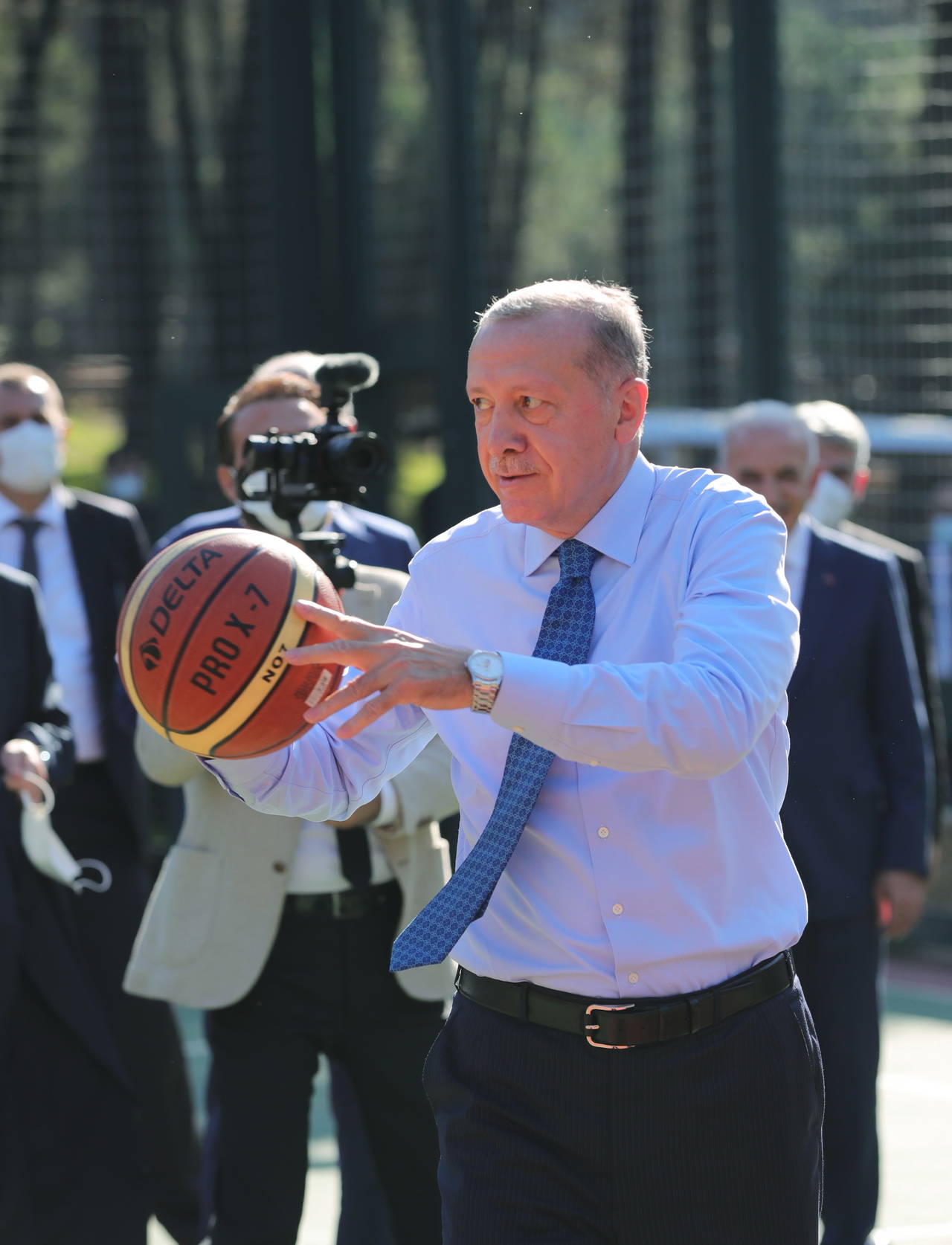 Erdoğan, gençlerle basketbol oynadı