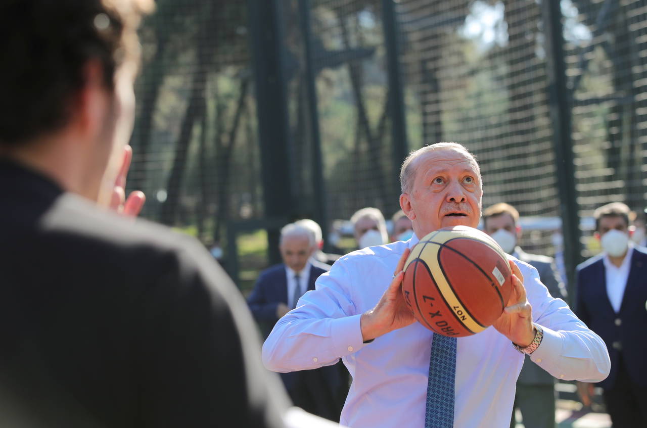Erdoğan, gençlerle basketbol oynadı