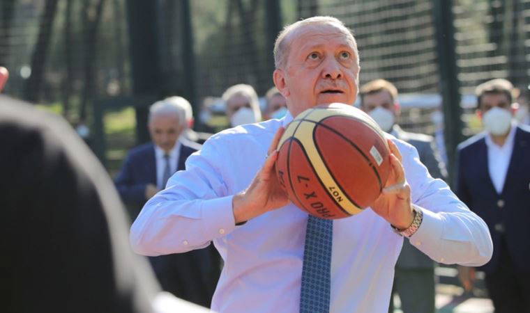 Erdoğan, gençlerle basketbol oynadı