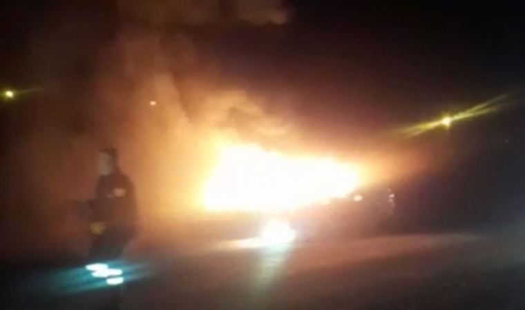 Çaldıkları aracın yakıtı bitince ateşe verdiler