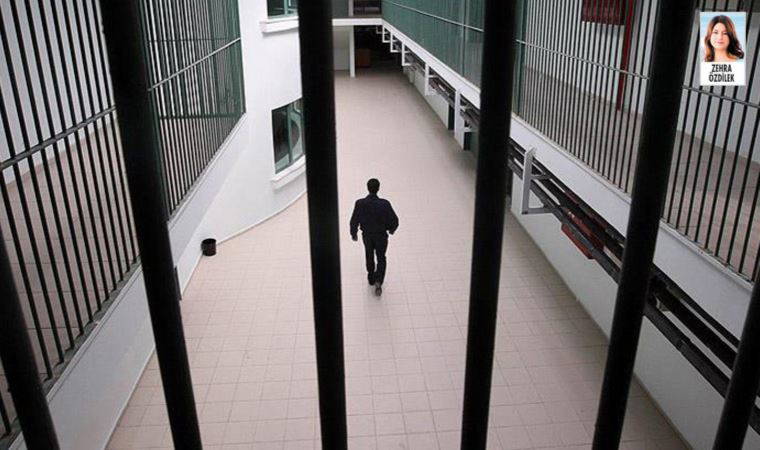 Cezaevinde iç çamaşırlarına el konuluyor