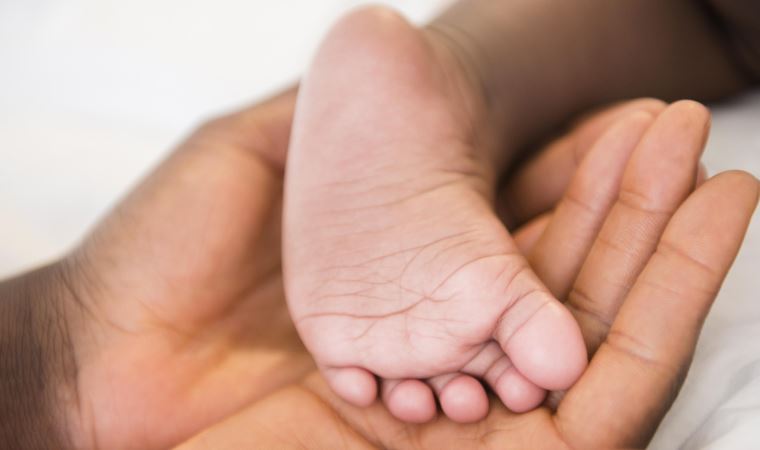 ABD: Tüp bebek tedavisinde yanlış embriyodan bebek sahibi olan çift dava açtı