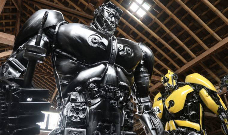 Eski motosikletlerden 'Transformers' robotları üretiyor