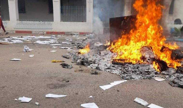 Tunus’ta çıkan şiddetli çatışma sonucu polis karakolu ateşe verildi