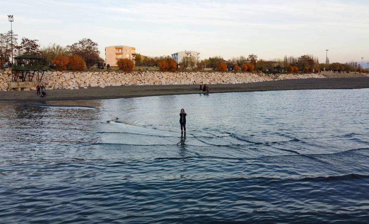 Van Gölü kuruyor: Birçok noktada adacıklar oluştu