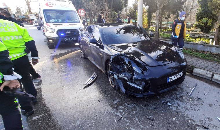 Sakarya'da 'hatalı sollama' kazası: 4 yaralı