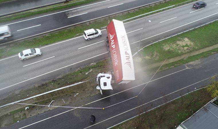 D-100'de korkunç kaza: TIR askıda kaldı