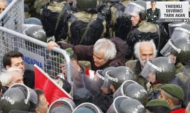 Yakışıklı devrimci Tarık Akan