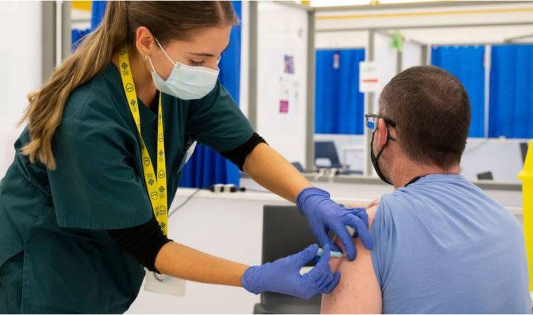 Omicron: Neden iki doz aşı yetmiyor, üçüncü doz aşı gerekiyor?