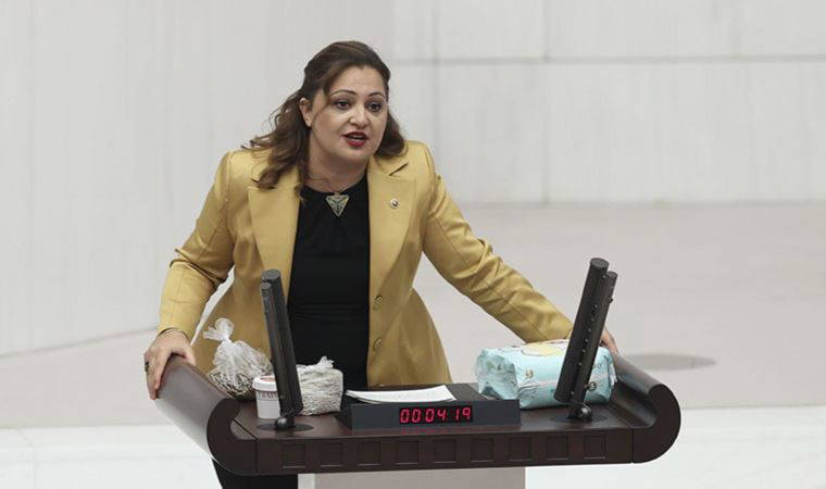 CHP'li Vekil Burcu Köksal bebek bezi zammını eleştirdi, AKP sıralarından gülüşme sesleri yükseldi.