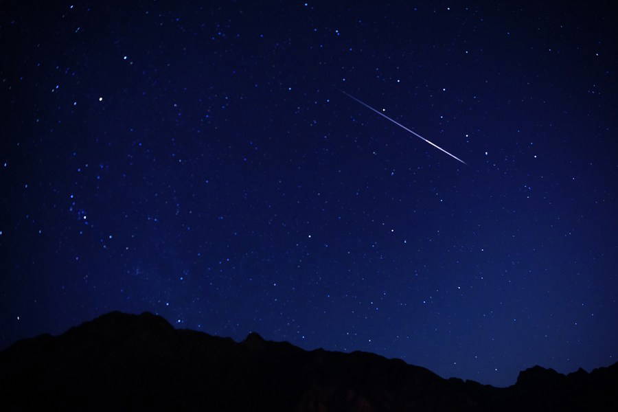 Geminid meteor yağmuru izleyenleri büyülüyor