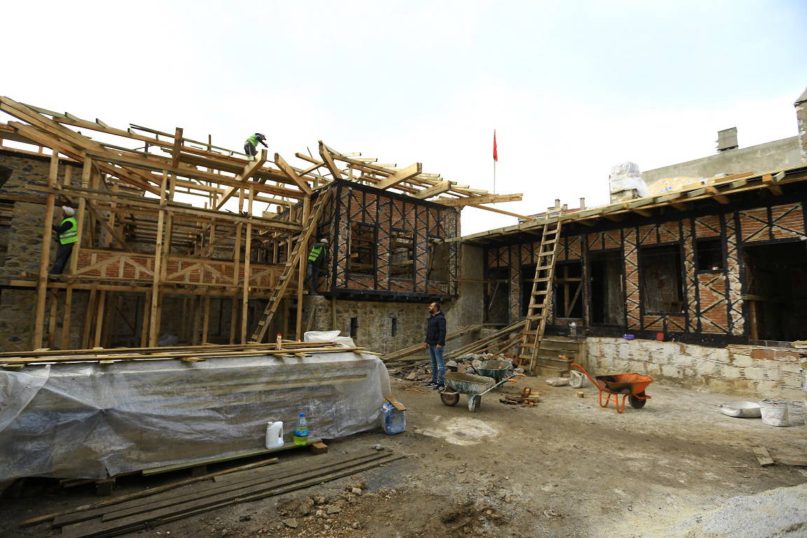 Tarihi konakta 'cehennemlik kanalları' bulundu