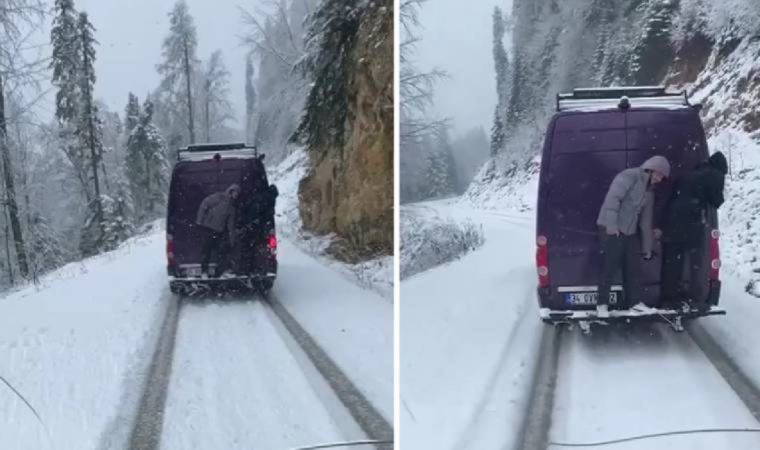 Çocukların karlı havada tehlikeli yolculuğu