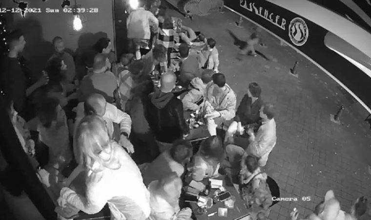 ‘Ben Superman’im’ diyen adam kafedeki masanın üzerine uçtu