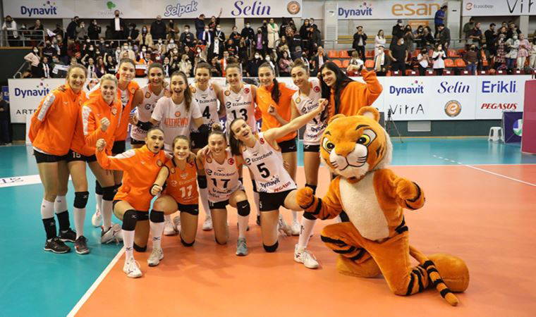 Eczacıbaşı CEV Kupası'nda iki maçta da set vermeden çeyrek finale çıkıyor