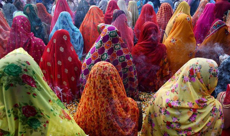 Hindistan'da neden her 25 dakikada bir ev kadını intihar ediyor?