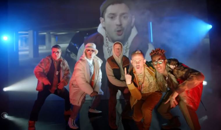 'Yüzüklerin Efendisi' ekibinden, 20. yıl dönümü için rap performansı