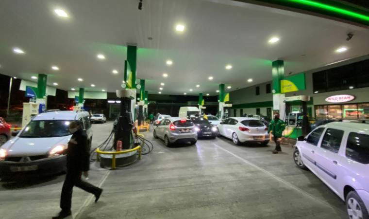 Ankara'da akaryakıt istasyonlarında zam öncesi araç kuyruğu