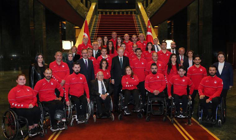 Cumhurbaşkanı Erdoğan, şampiyon sporcularla bir araya geldi