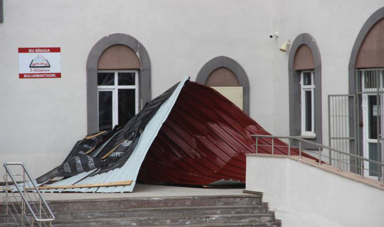 Erzurum’da şiddetli fırtına hayatı felç etti, okulların çatıları kağıt gibi uçtu